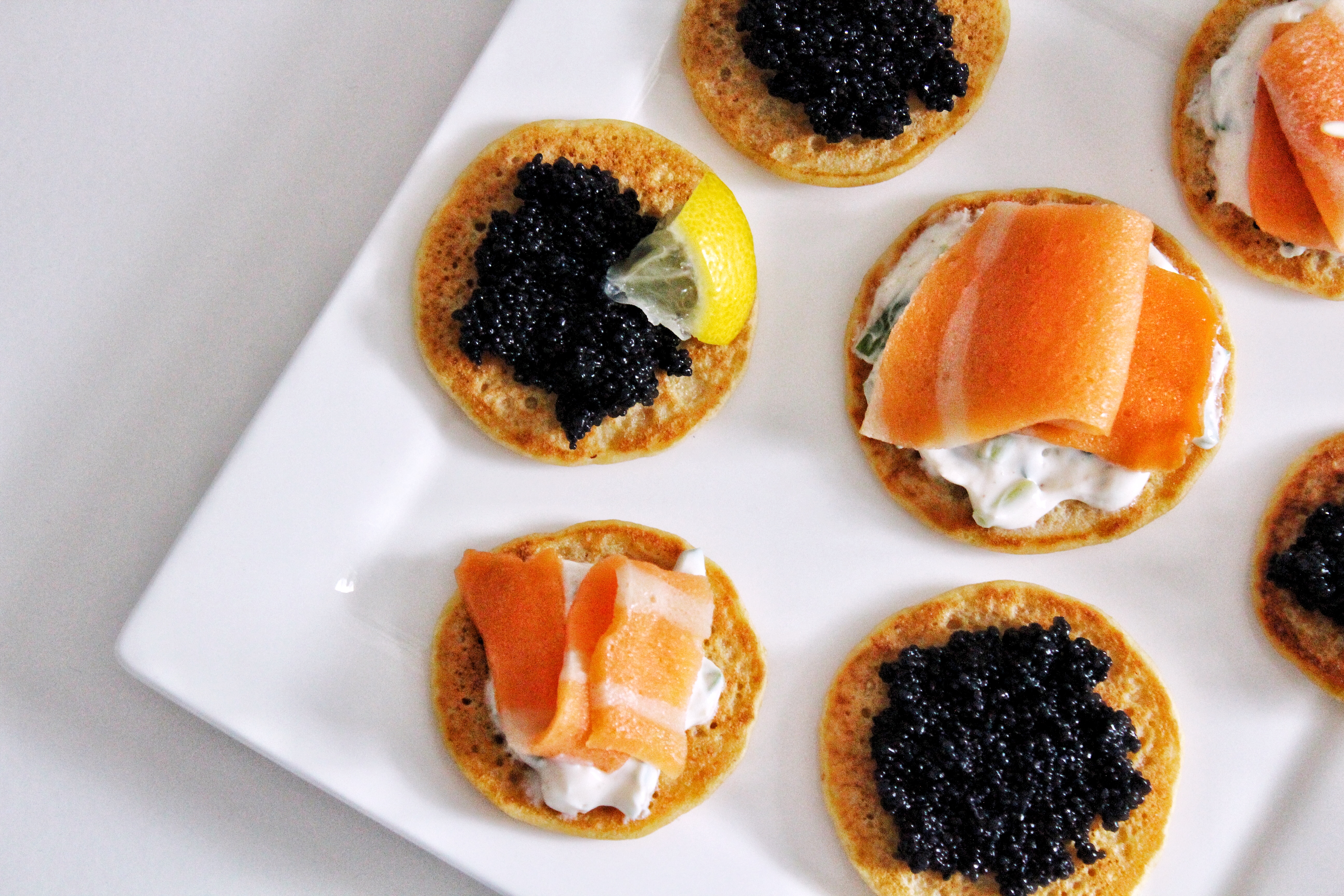 Blinis vegan sans gluten sans lactose végétarien sans œufs saumon fumé caviar cream cheese